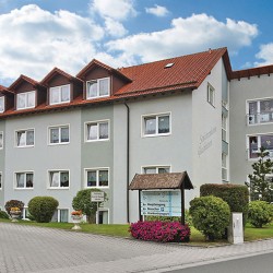 Seniorenheim Glashütten: Hausansicht mit Einfahrt