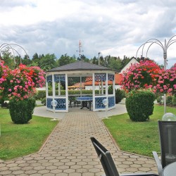 Seniorenheim Glashütten: Gartenanlage mit Pavillon