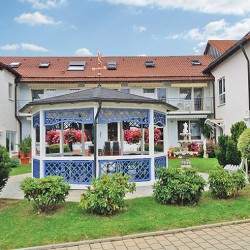 Seniorenheim Glashütten: Gartenanlage mit Pavillon